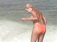 Amateur slut provides with the hand for relaxation